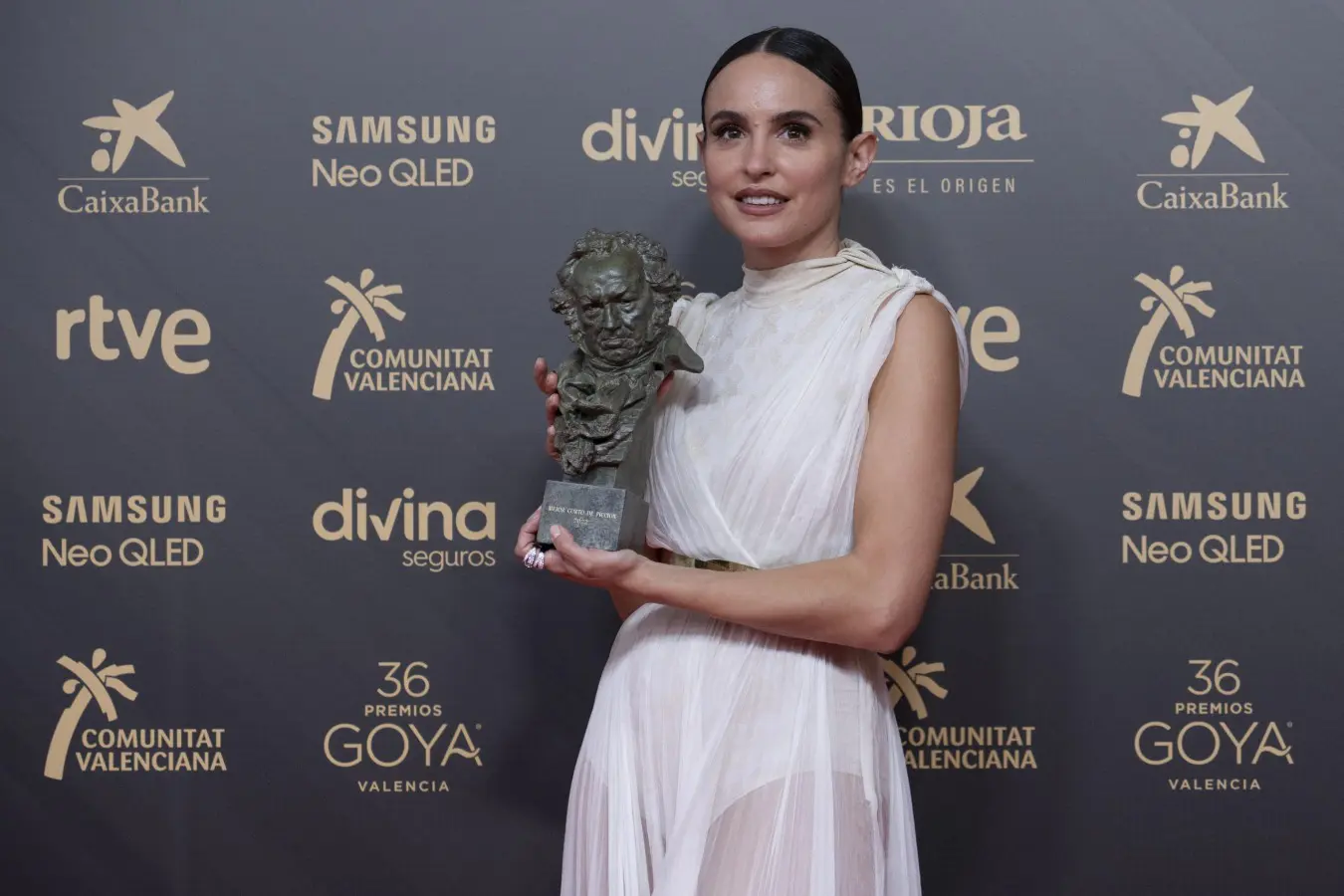 Verónica Echegui recibe Premio Goya por Totem Loba