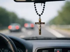 objeto colgante en el coche