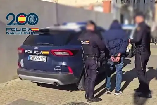 Oculto un hombre tras apuñalar a su expareja