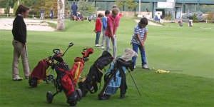 Clases gratuitas y torneos para acercar el golf a niños y adultos.