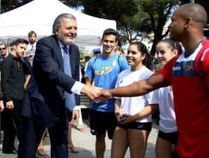 El ministro de Deporte, Íñigo Méndez de Vigo saluda al gimnasta Rayderley Zapata. Foto:CSD