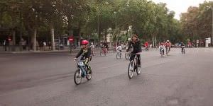 La Fiesta de la Bici invade las calles de Madrid a pesar del tiempo.