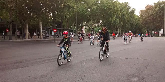 La Fiesta de la Bici invade las calles de Madrid a pesar del tiempo