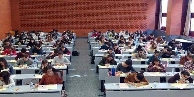 Estudiantes universitarios examinándose para obtener una plaza MIR