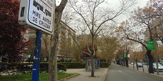 Prohibida la entrada a motos en el carril bus de Castellana. Foto: Andrea Pita