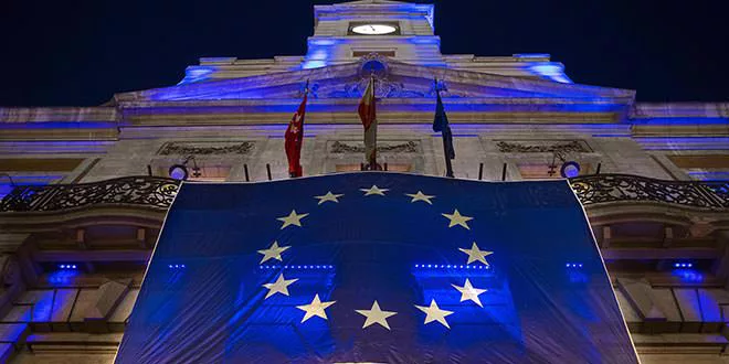 Fachada Casa de Correos iluminada de azul por el Día de Europa