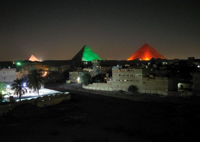 pirámides iluminadas