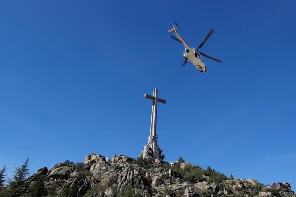 Exhumación franco valle caídos cruz y helicóptero