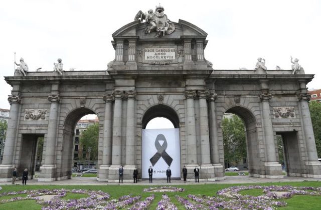 La Puerta de Alcalá se ha revestido con uncrespón negro en señal de luto