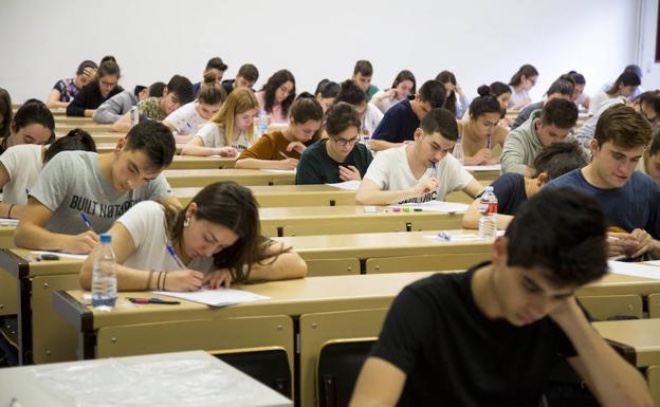 Estudiantes en el examen de la EvAU en Madrid