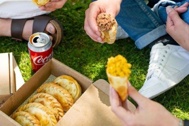 picnic en el parque con empanadas
