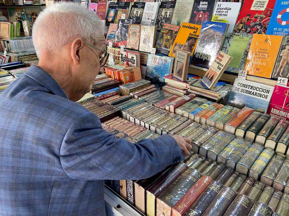 feria del libro antiguo y viejo otoño recoletos stand