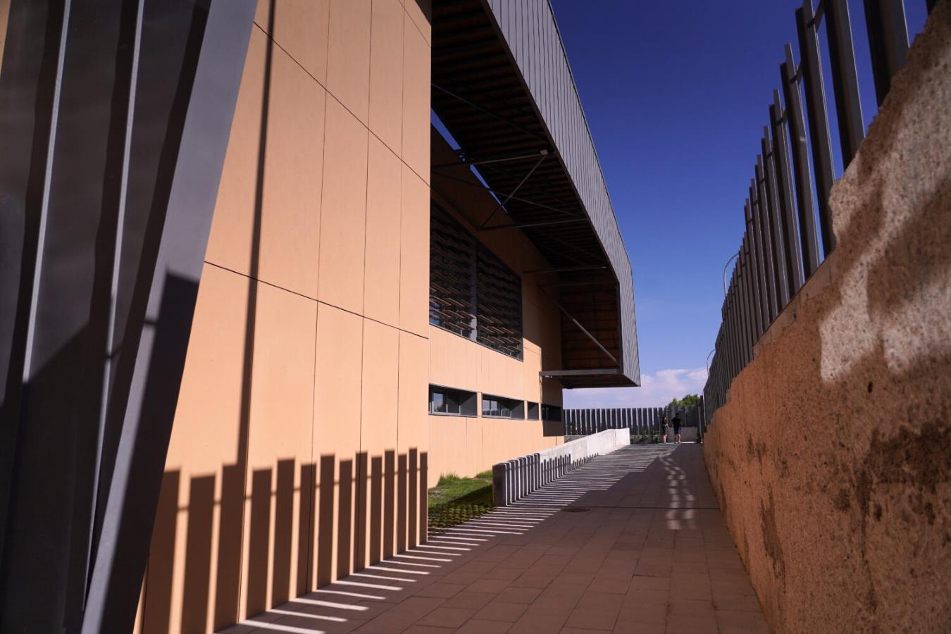 polideportivo las rosas lateral