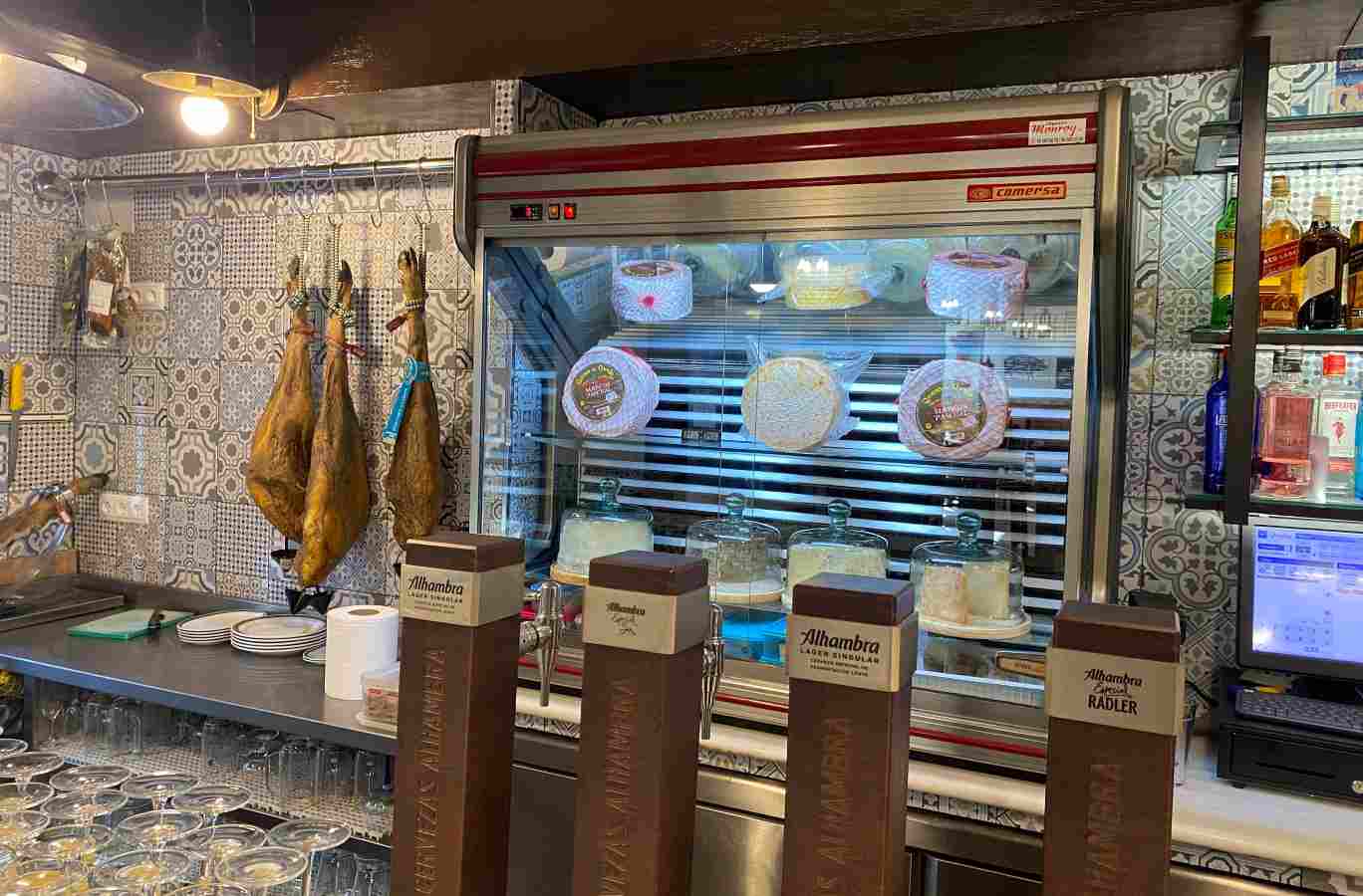 taberna andaluza vitrinas Restaurante en Benidorm