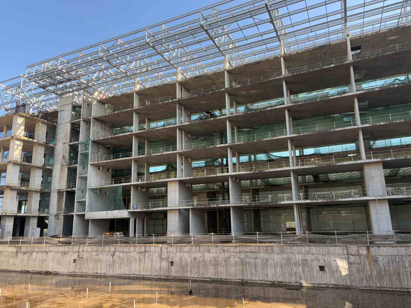 centro acuático futura universidad edificio