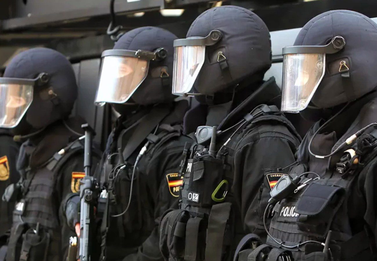 Torrejón de Ardoz: un hombre armado se atrinchera en su casa...