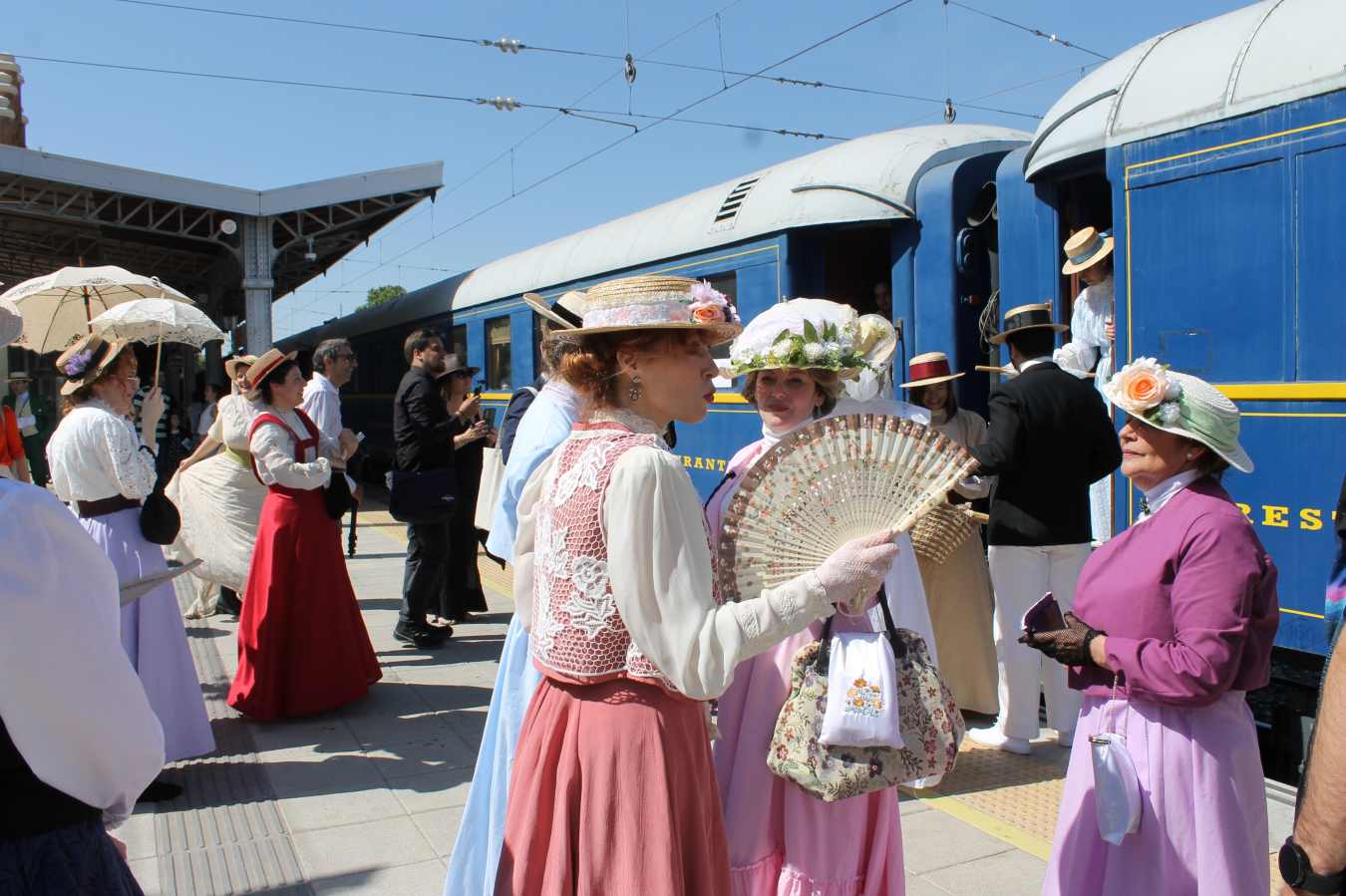 tren de la fresa actores en la estación alta