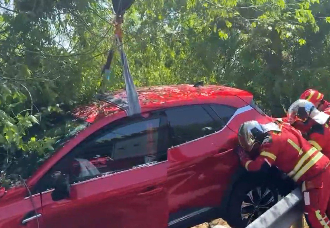 Pozuelo de Alarcón: una mujer se queda encajada con su coche entre unos...